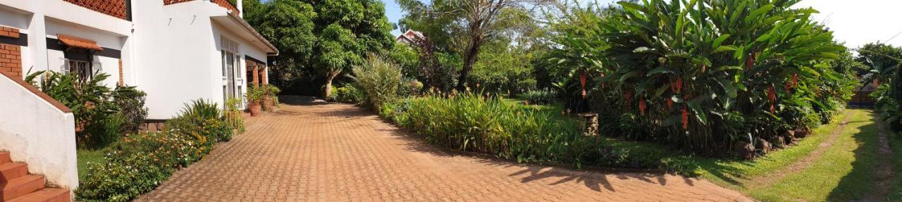 Alison & Dave'S Guesthouse Entebbe Exterior photo