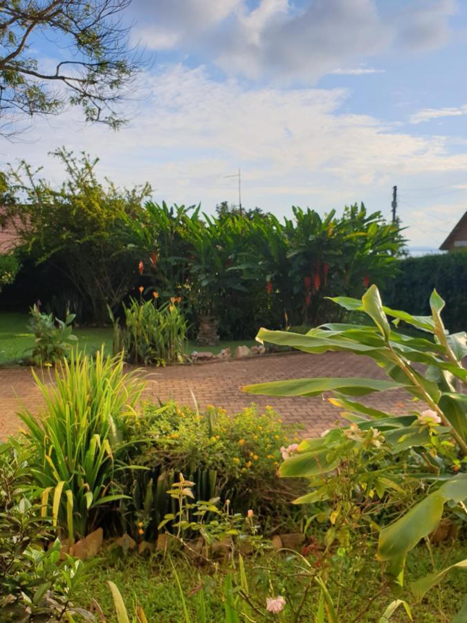 Alison & Dave'S Guesthouse Entebbe Exterior photo