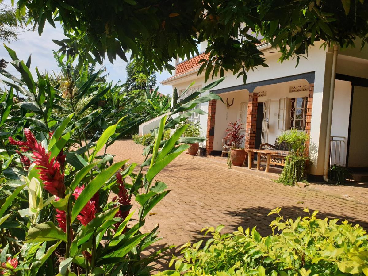 Alison & Dave'S Guesthouse Entebbe Exterior photo