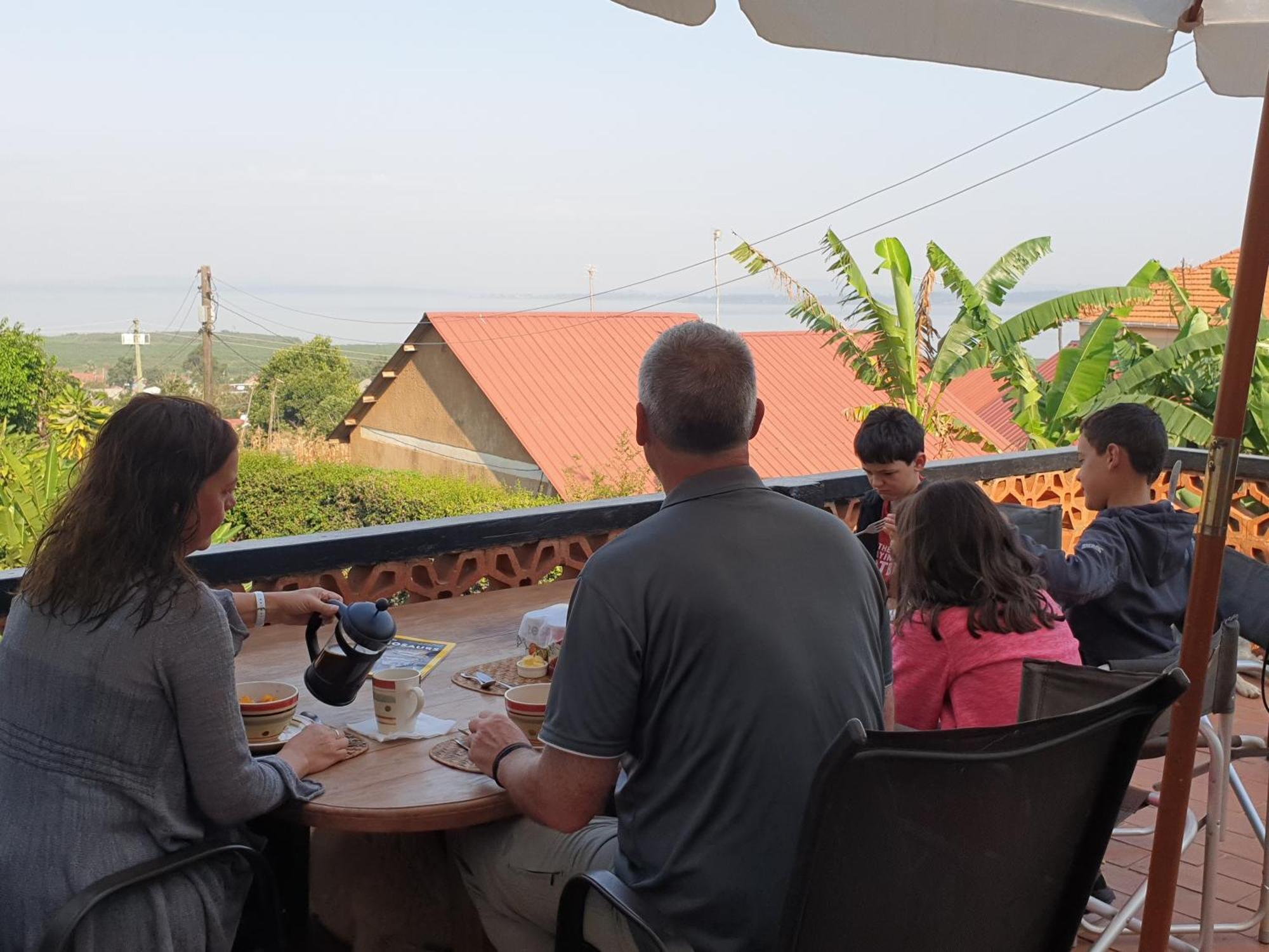 Alison & Dave'S Guesthouse Entebbe Exterior photo