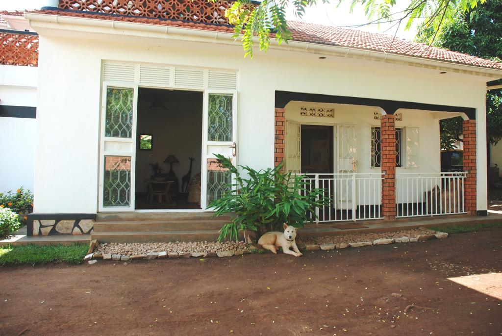 Alison & Dave'S Guesthouse Entebbe Exterior photo