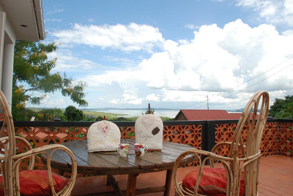 Alison & Dave'S Guesthouse Entebbe Exterior photo