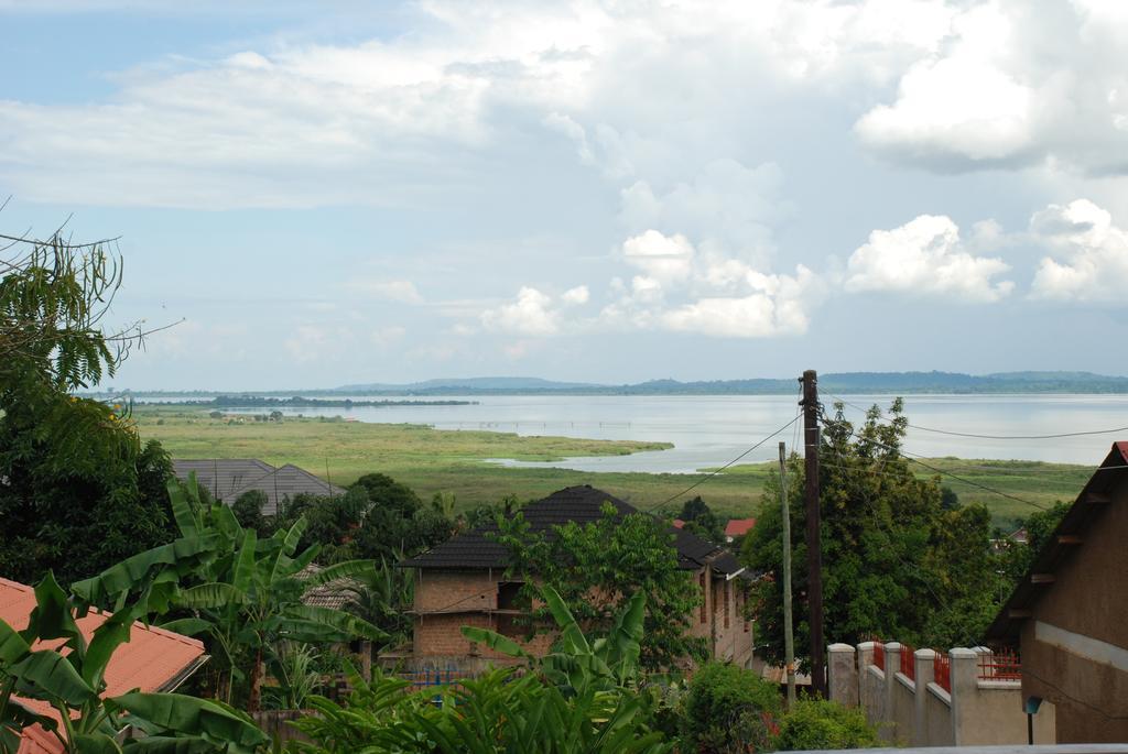 Alison & Dave'S Guesthouse Entebbe Exterior photo