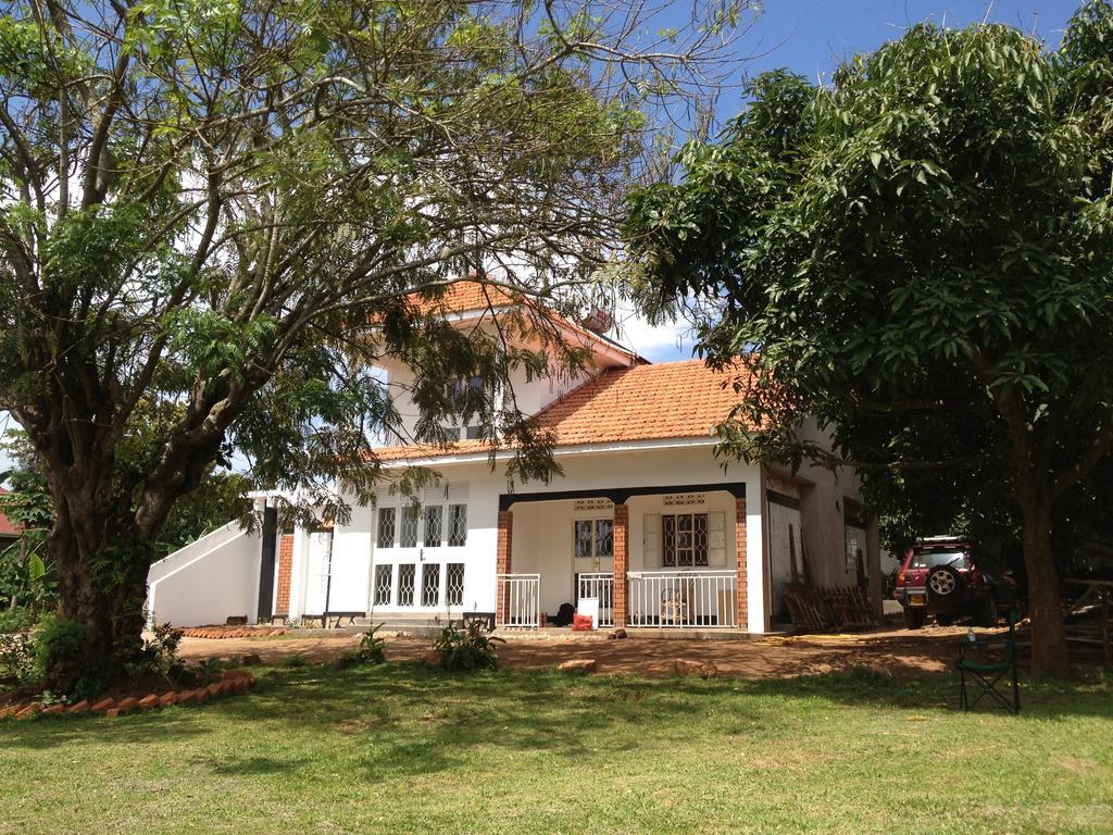 Alison & Dave'S Guesthouse Entebbe Exterior photo