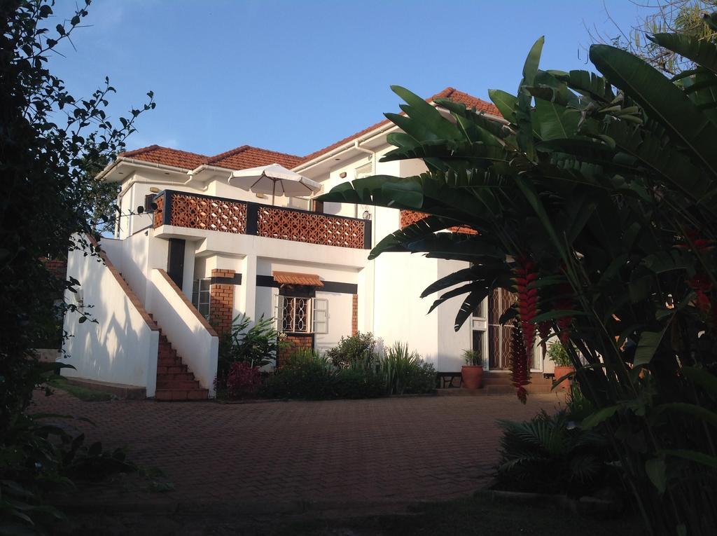 Alison & Dave'S Guesthouse Entebbe Exterior photo