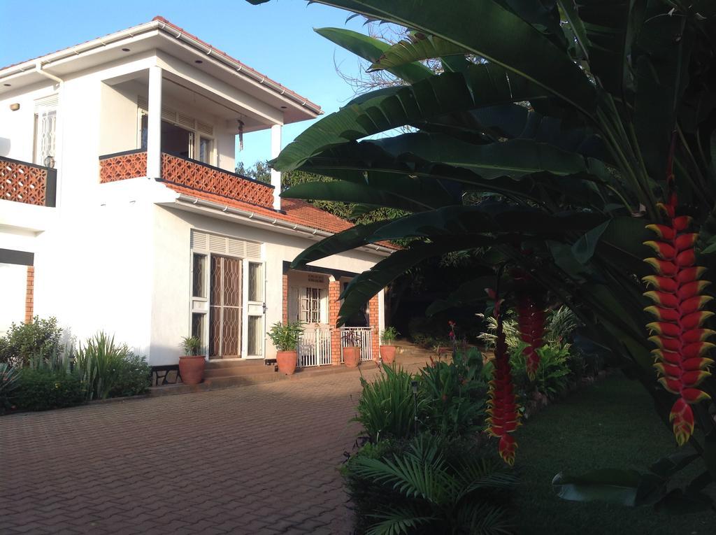 Alison & Dave'S Guesthouse Entebbe Exterior photo